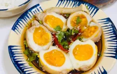 Cơm trắng hết veo nhờ món trứng ngâm tương thần thánh