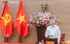 Bác vẫn cùng chúng cháu hành quân