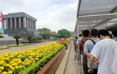 Dòng người nối dài vào Lăng viếng Bác nhân kỷ niệm 135 năm ngày sinh của Người