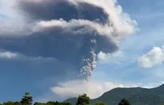 Núi lửa phun trào nhiều lần, Indonesia ban hành cảnh báo hàng không mức cao nhất