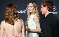 Angelina Jolie làm lóa mắt Cannes