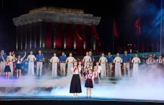 Hòa Minzy xúc động hát mở đầu chương trình 'Người là Hồ Chí Minh'