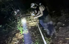 Giải cứu 5 người lạc trên đỉnh núi Hàm Lợn ở Hà Nội