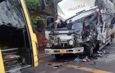 Xe tải va chạm với xe khách, 1 người bị thương nặng