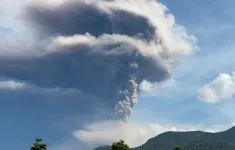 Indonesia phát cảnh báo cao nhất do núi lửa Lewotobi Laki-Laki phun trào