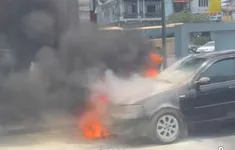 Ô tô bốc cháy ngùn ngụt khi đang chạy ở Huế