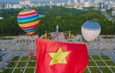 Lễ chào cờ và bay đại kỳ Tổ quốc kỷ niệm 135 năm Ngày sinh Chủ tịch Hồ Chí Minh tại Nghệ An