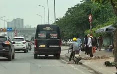 Xử phạt hàng loạt ô tô dừng đỗ, đón trả khách sai quy định ở Hà Nội