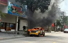 Thái Nguyên: Ô tô bốc cháy giữa trưa nắng