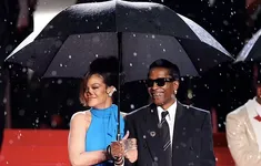 Rihanna khoe bụng bầu trên thảm đỏ Cannes
