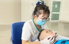 Cảnh báo trẻ liệt mặt do lạnh: Đừng chủ quan khi trẻ tắm muộn, nằm điều hòa
