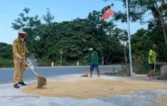 Nghệ An: Cảnh sát giao thông giúp dân dọn lúa chạy mưa