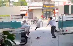 Video: Các nhân viên ngân hàng chống trả tên cướp tại Vũng Tàu