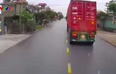 Thiếu an toàn khi vượt xe cùng chiều