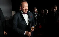 Kevin Spacey trở lại Cannes, các nhiếp ảnh gia xô đổ hàng rào