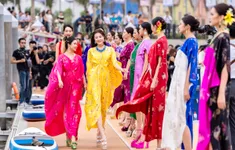 "Luyến lươn" Thanh Hương làm vedette cho show thời trang Vũ khúc biển hoa