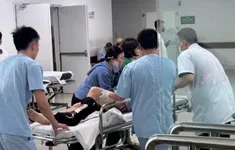 CSGT dùng mô tô chuyên dụng mở đường cho xe taxi đưa nữ nạn nhân đi cấp cứu