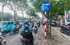 Bất chấp biển cấm, hàng đoàn xe ngược chiều giữa phố Hà Nội