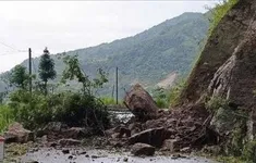 Hà Giang: Sạt nguyên quả đồi, quốc lộ chia cắt hoàn toàn sau mưa lớn
