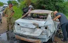 Xe ô tô bốc cháy trơ khung sắt khi đang lưu thông