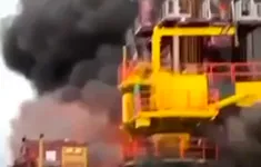 Video: Cháy giàn đầu giếng Sông Đốc ngoài khơi, công nhân đu dây thoát nạn