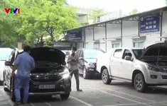 Ô tô xếp hàng dài chờ đăng kiểm, nhiều trung tâm phải làm thêm giờ