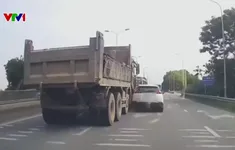 Nguy hiểm khi chuyển làn thiếu quan sát