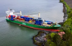 Tàu container khổng lồ mắc cạn ngay trước cửa nhà dân