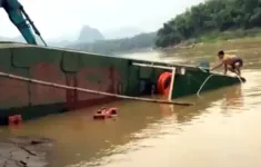 Lật đò chở 10 học sinh qua sông Mã
