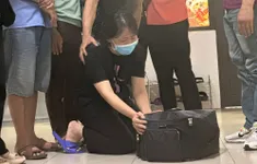 Cảm động hình ảnh người vợ là nhân viên y tế quỳ bên tạng của chồng hiến tặng sau khi chết não
