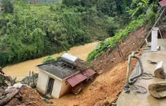 Tuyên Quang: Mưa lớn gây ngập sâu, nhà vệ sinh trường học bị sạt lở xuống suối