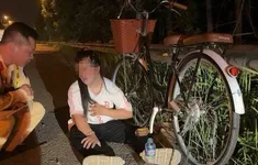 Cháu gái đi lạc vào cao tốc 100km/h, CSGT Hà Nội kịp thời giúp đỡ