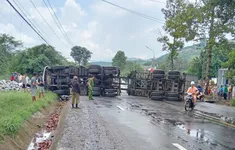 Lâm Đồng: Mưa lớn, xe đầu kéo lật ngang gây ách tắc Quốc lộ 20