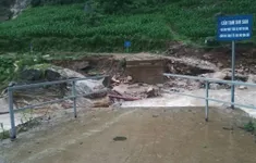 Lào Cai: Mưa lũ cuốn trôi cầu tạm