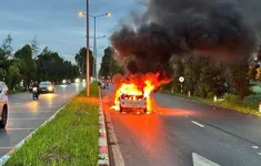 Xe ô tô đang lưu thông bỗng nhiên bốc cháy