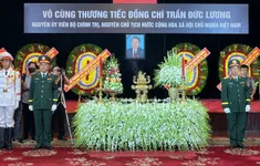 Dòng người xúc động đến viếng nguyên Chủ tịch nước Trần Đức Lương tại Hội trường Thống Nhất