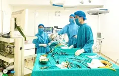 Tóc, răng, sụn trong khối u buồng trứng của bệnh nhân 67 tuổi