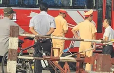Ô tô khách va chạm với xe máy, 2 người tử vong