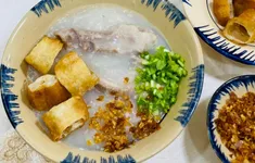 Món ngon Hà Nội gây thương nhớ: Cháo sườn quẩy giòn tại nhà