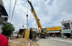 Xe tải chở cát va chạm 3 xe máy rồi đâm vào nhà dân, 1 người tử vong, nhiều người bị thương