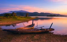 Ngắm hoàng hôn rực rỡ trên hồ Suối Trầu bình yên