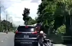 Tài xế ô tô bất ngờ đánh lái thiếu quan sát, gây tai nạn rồi bỏ chạy