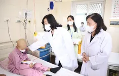 Bộ trưởng Bộ Y tế Đào Hồng Lan thăm, tặng quà các bệnh nhi ung thư tại Bệnh viện K