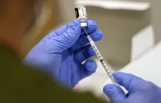 Mỹ bỏ khuyến cáo tiêm vaccine COVID-19 cho trẻ em và thai phụ khỏe mạnh