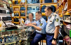 Đột kích Saigon Square, thu giữ hàng nghìn sản phẩm nghi giả mạo Rolex, Gucci, LV...