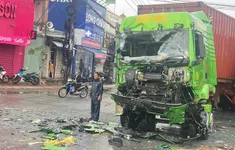 Xe đầu kéo và xe khách biến dạng sau va chạm, 4 người bị thương