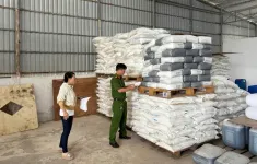 Đột kích phát hiện hơn 25 tấn hóa chất và hàng nghìn lọ mỹ phẩm không rõ nguồn gốc