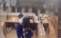 Tên cướp xông vào ngân hàng giữa ban ngày, lấy 400 triệu đồng rồi tẩu thoát