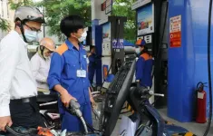 Giá xăng tăng trở lại