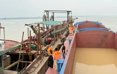 Hà Nội: Truy bắt hai tàu khai thác cát trái phép trên sông Hồng giữa đêm